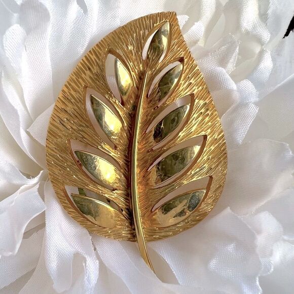 Vintage Retro Trending Leaf Gold Tone Brooch Pin Size 2.5” - Picture 1 of 13